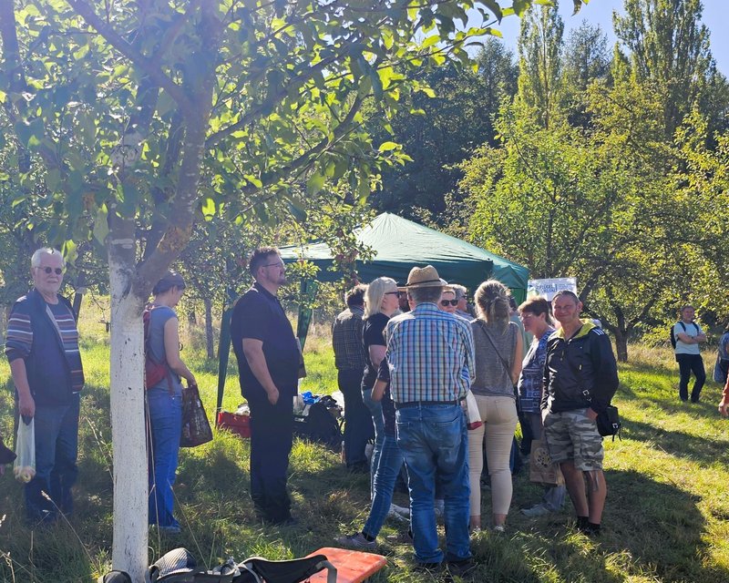 Zahlreiche Besucher auf dem Streuobstfest 2026 des Landschaftspflegevereins Thüringer Rhön im Sortengarten Dörrensolz.